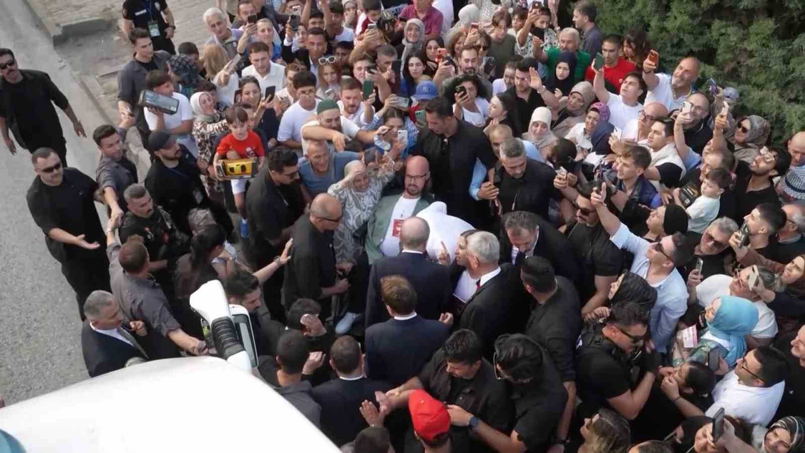 Cumhurbaşkanı Erdoğan’ın otobüsü durdurup yanına gittiği engelli genç konuştu: "Unutamayacağım bir andı"