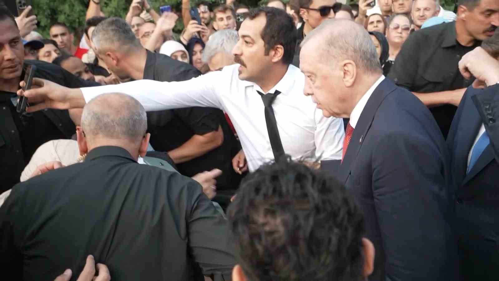 Cumhurbaşkanı Erdoğan’ın otobüsü durdurup yanına gittiği engelli genç konuştu: "Unutamayacağım bir andı"