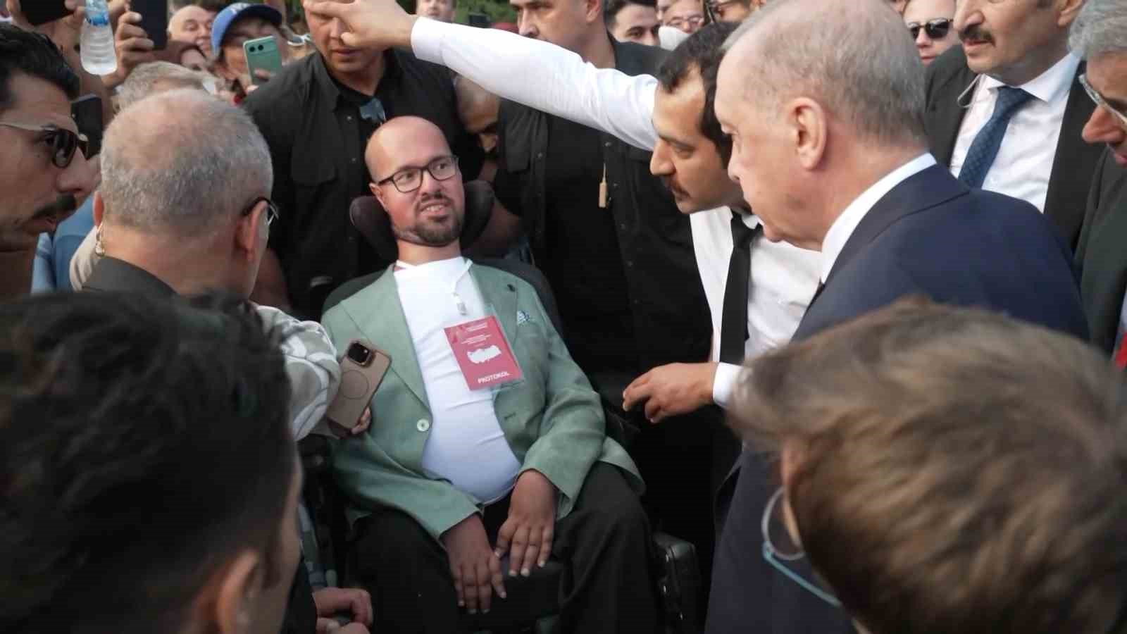 Cumhurbaşkanı Erdoğan’ın otobüsü durdurup yanına gittiği engelli genç konuştu: "Unutamayacağım bir andı"