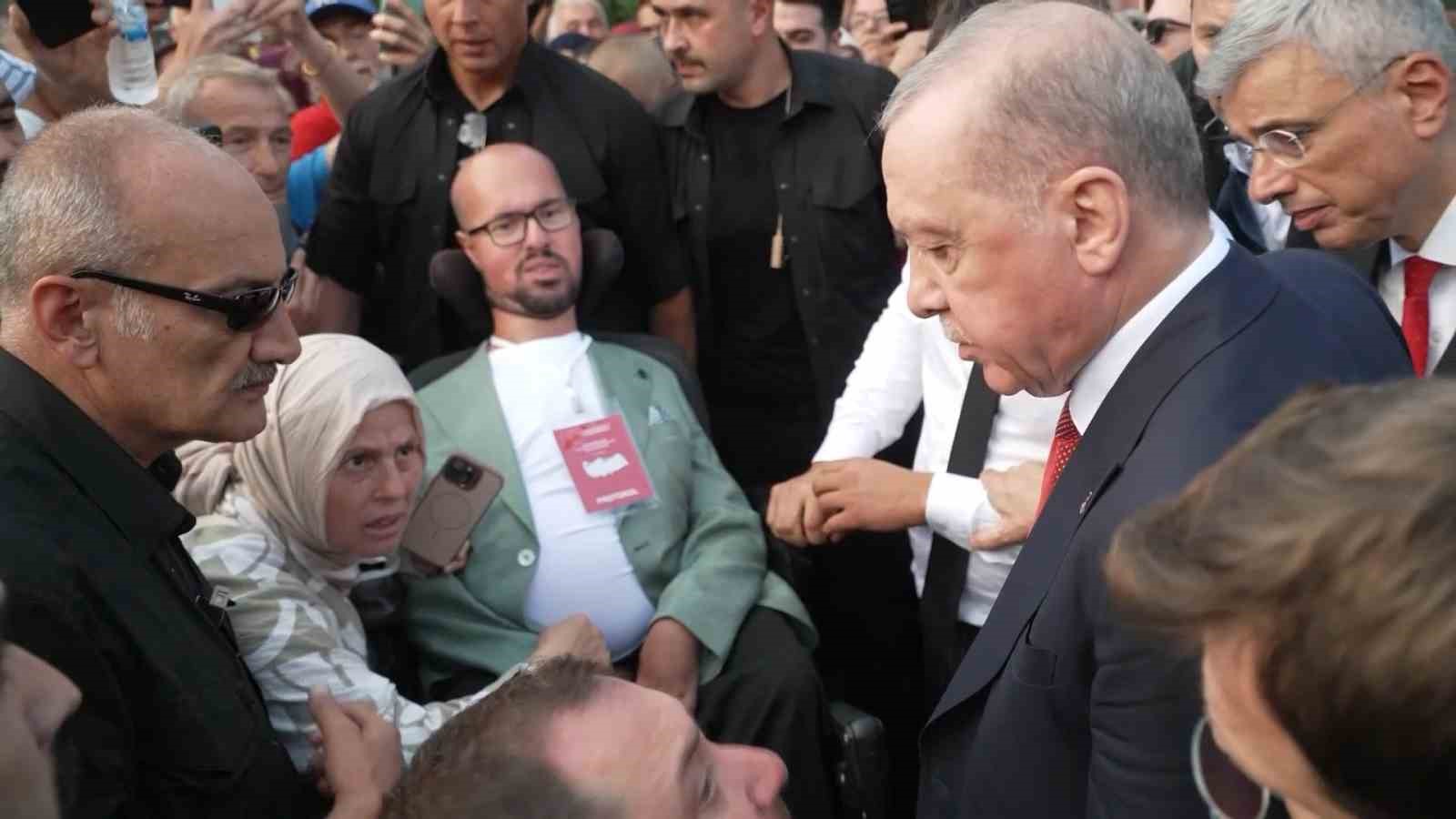 Cumhurbaşkanı Erdoğan’ın otobüsü durdurup yanına gittiği engelli genç konuştu: "Unutamayacağım bir andı"