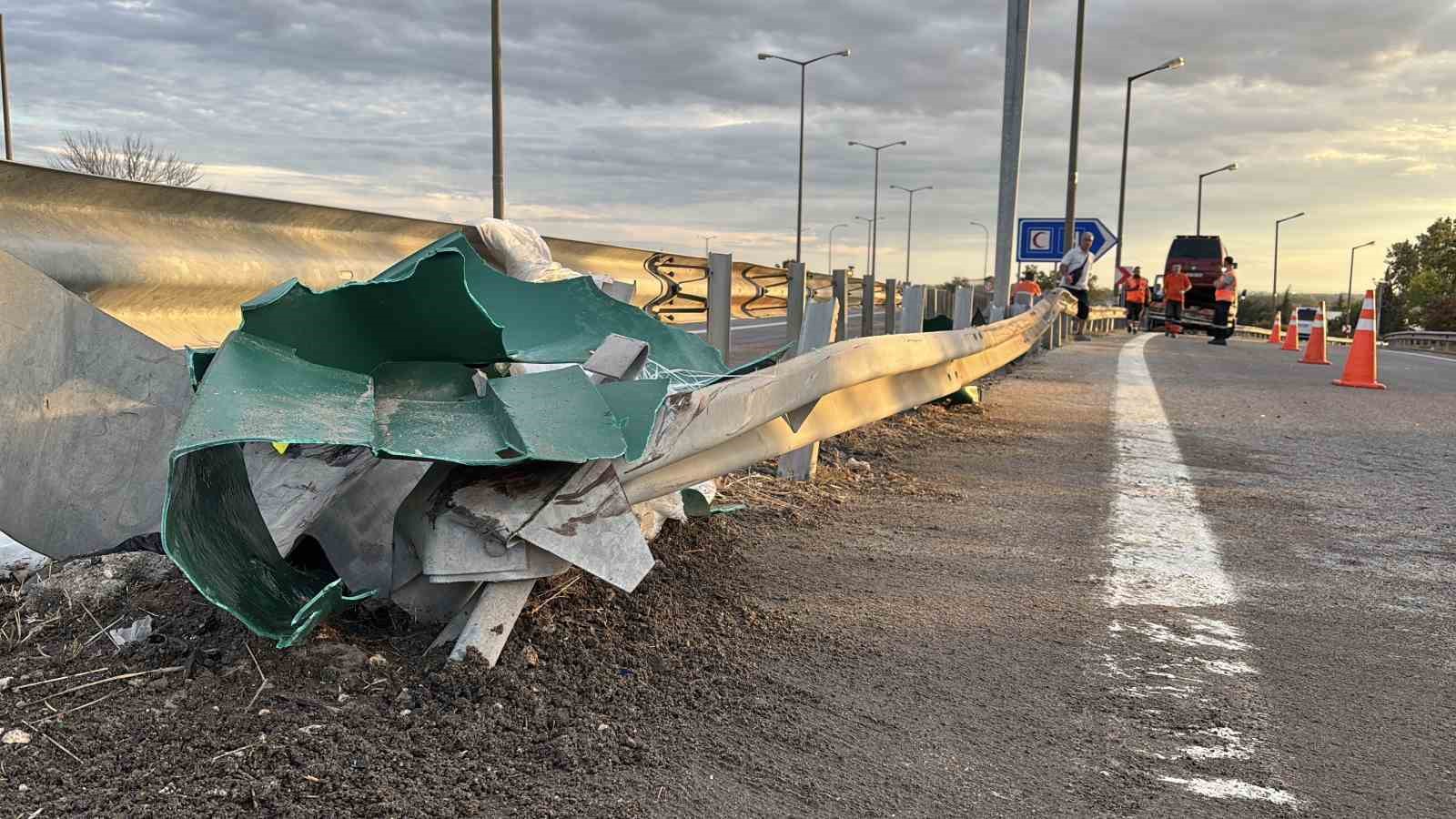 Edirne’de kontrolden çıkan araç bariyerlerin üzerinde 35 metre sürüklendi