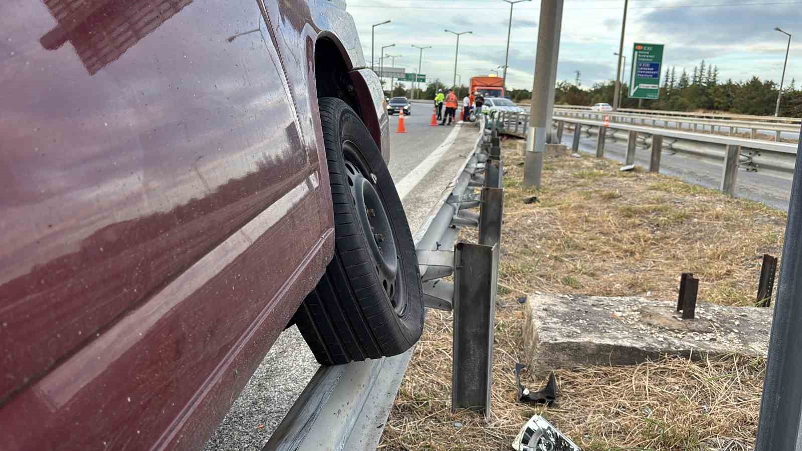 Edirne’de kontrolden çıkan araç bariyerlerin üzerinde 35 metre sürüklendi