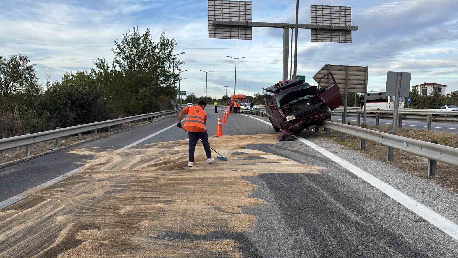 Edirne’de kontrolden çıkan araç bariyerlerin üzerinde 35 metre sürüklendi