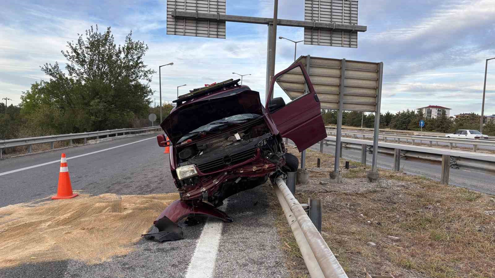 Edirne’de kontrolden çıkan araç bariyerlerin üzerinde 35 metre sürüklendi