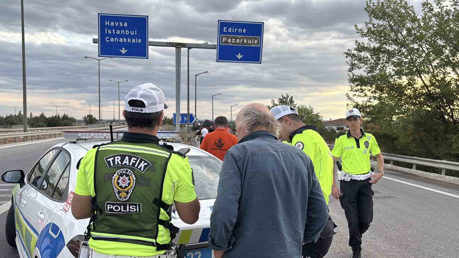 Edirne’de kontrolden çıkan araç bariyerlerin üzerinde 35 metre sürüklendi