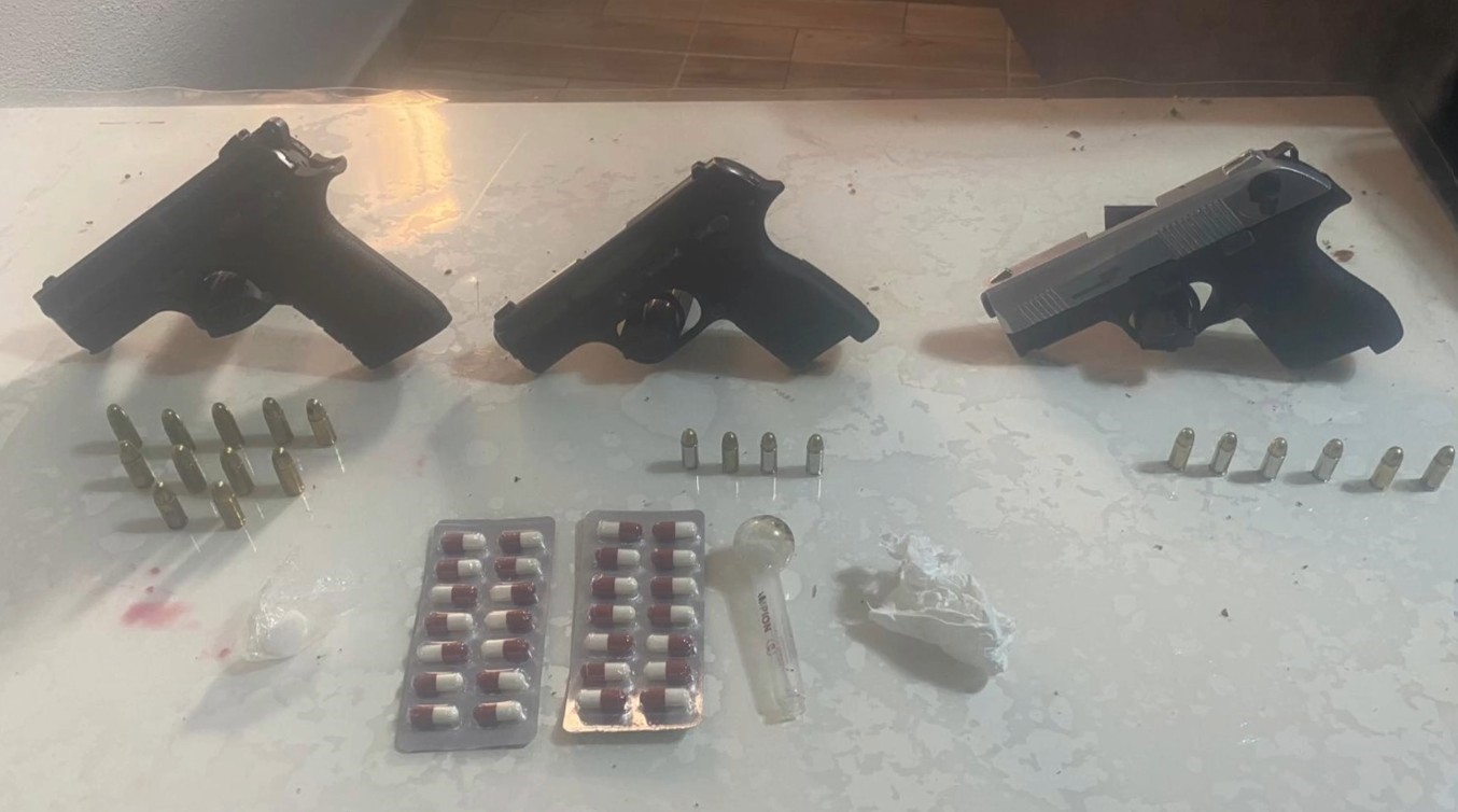 Yaralama ve öldürmeye teşebbüs suçlarından aranan şüpheli, 4 silahla yakalandı