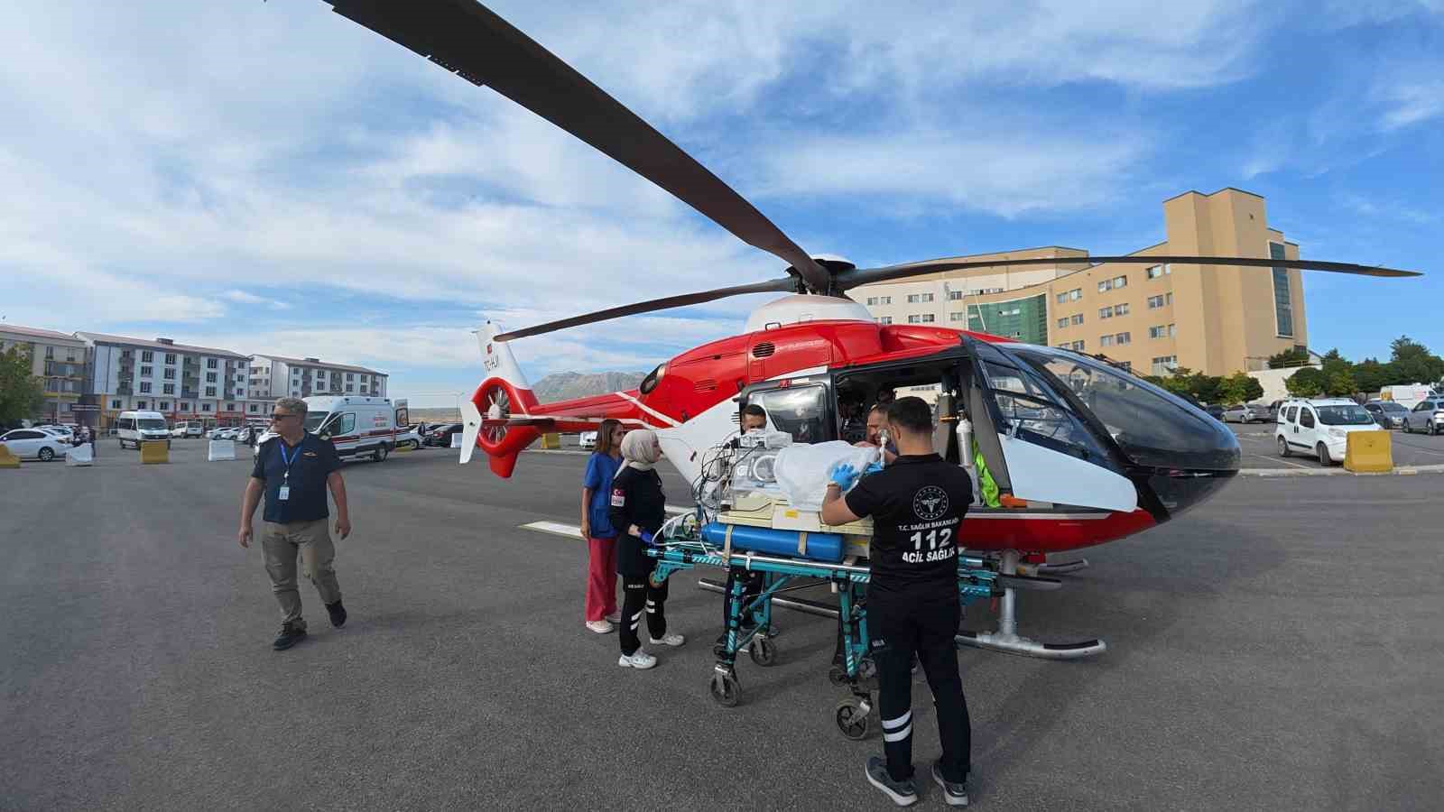 Bir günlük bebek, helikopter ambulansla Van’a sevk edildi