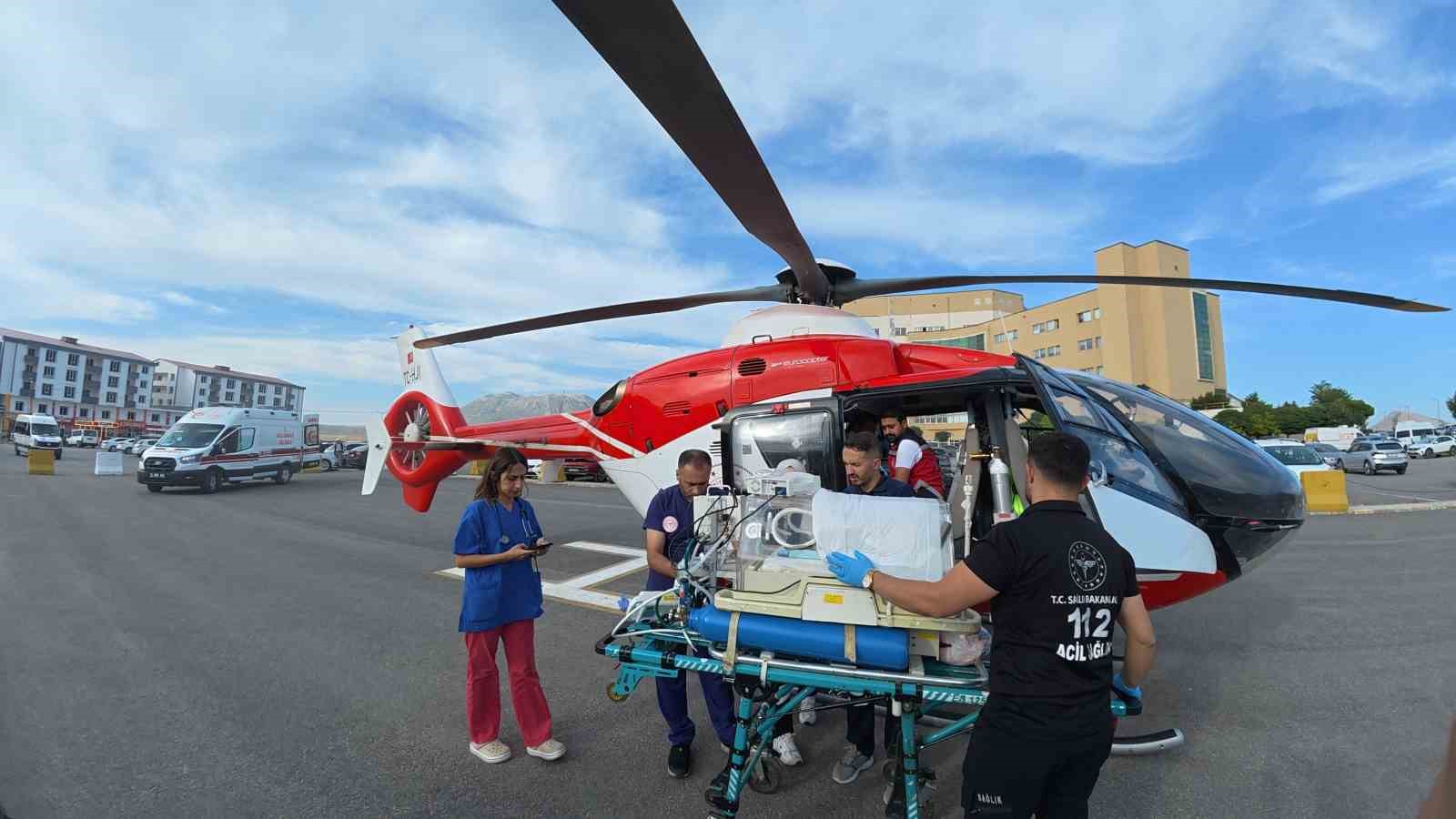 Bir günlük bebek, helikopter ambulansla Van’a sevk edildi