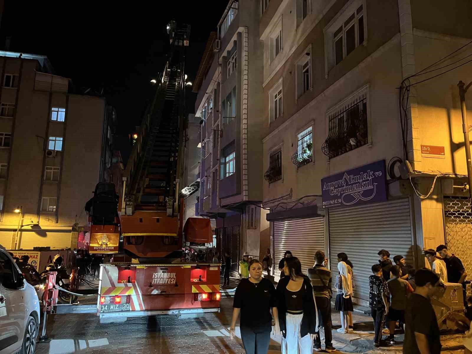 Zeytinburnu’nda binanın bodrum katında yangın: 5 kişi dumandan etkilendi