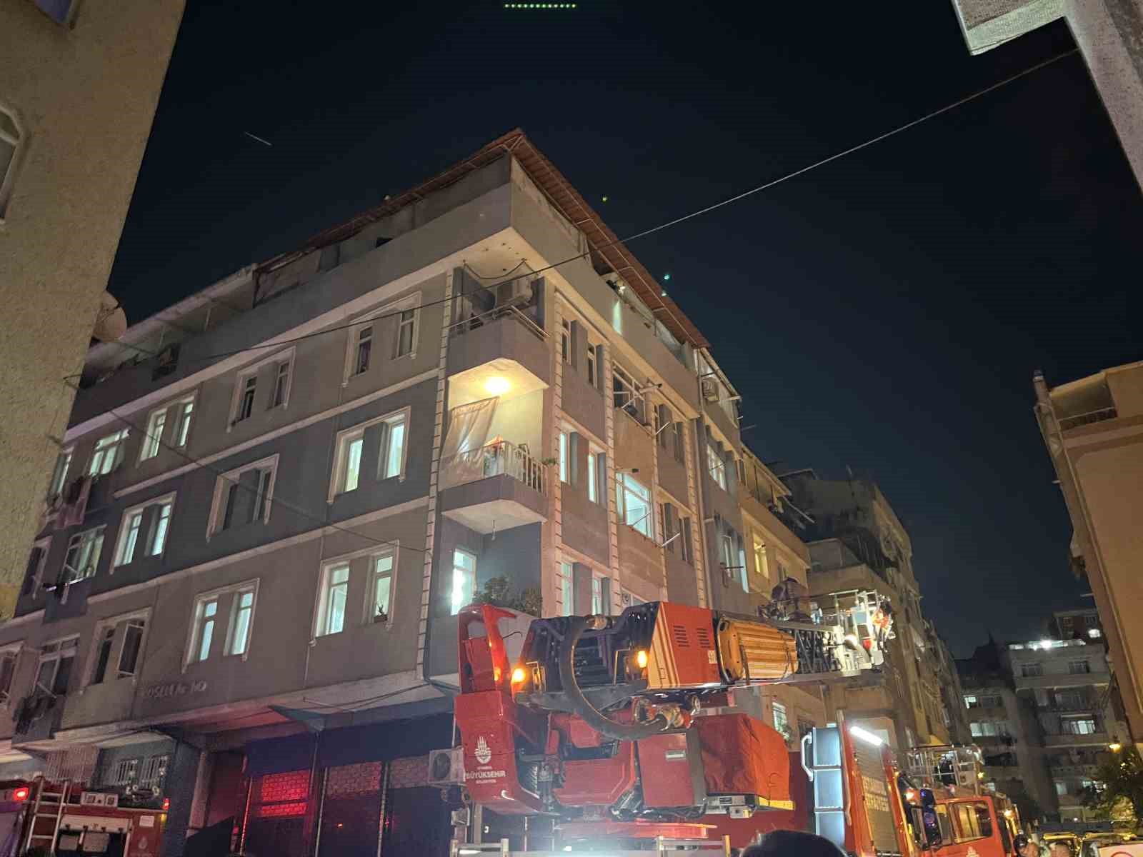 Zeytinburnu’nda binanın bodrum katında yangın: 5 kişi dumandan etkilendi