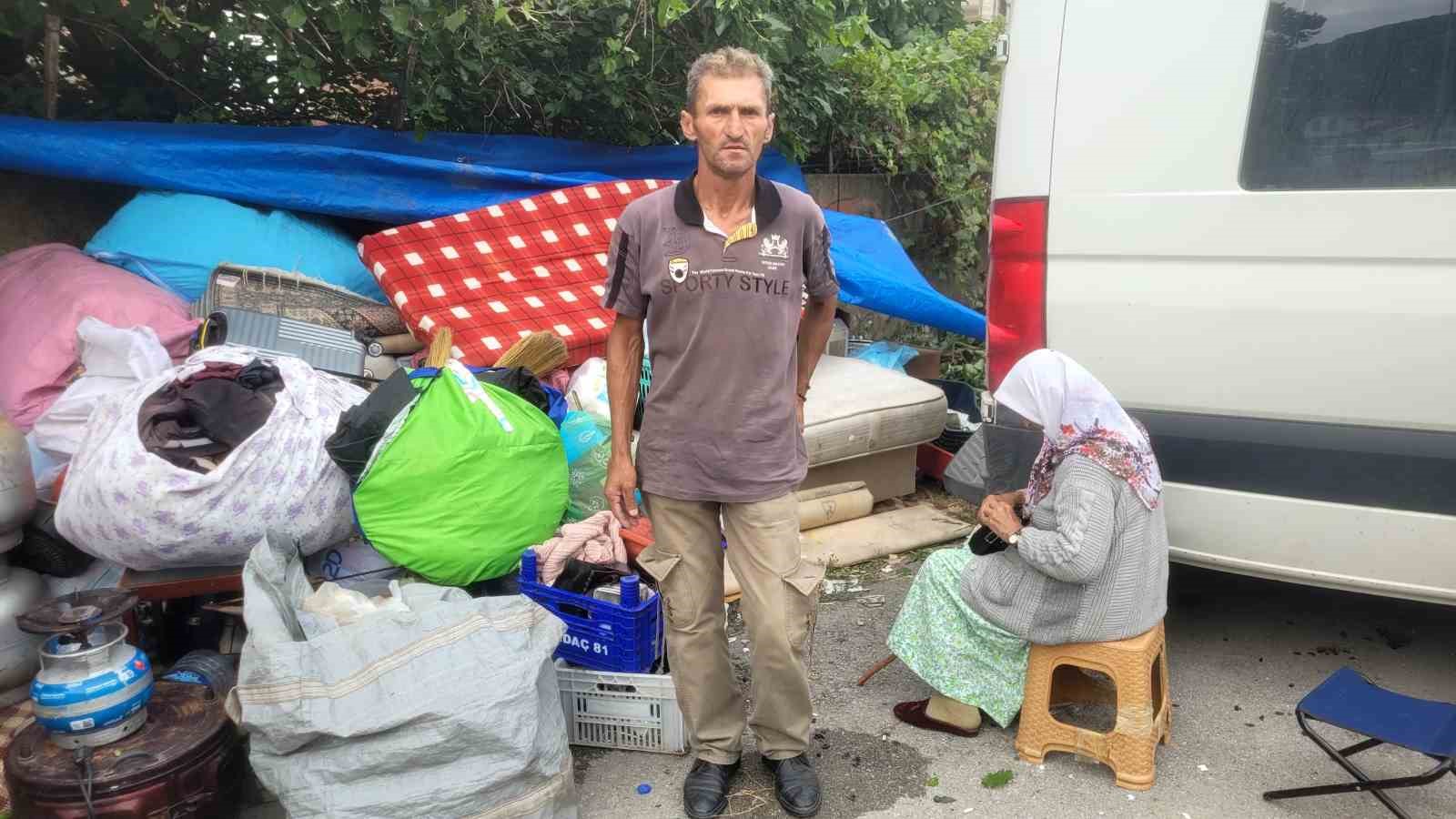 Ev sahibiyle anlaşamadıkları için eşyalarını otoparka taşıyan aile yeni eve yerleştirildi