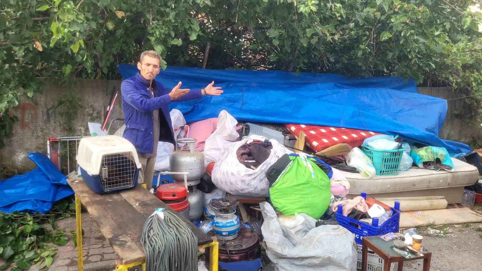Ev sahibiyle anlaşamadıkları için eşyalarını otoparka taşıyan aile yeni eve yerleştirildi