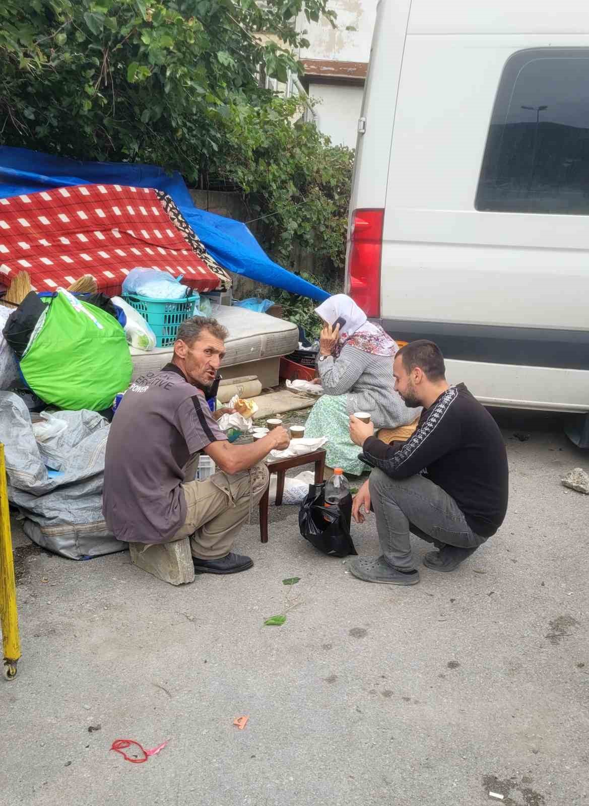 Ev sahibiyle anlaşamadıkları için eşyalarını otoparka taşıyan aile yeni eve yerleştirildi