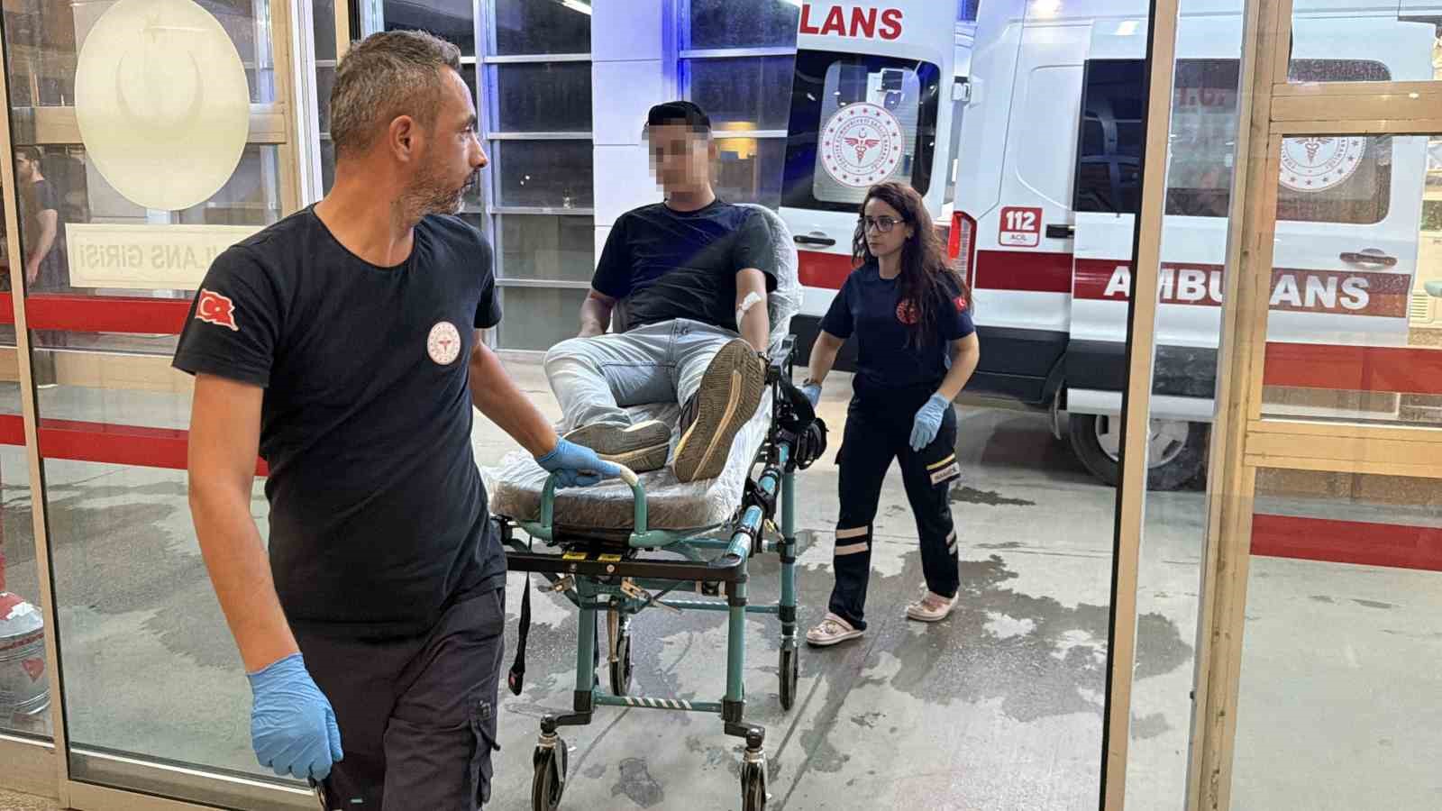 Önündeki araca çarpmamak için refüje çıktı: 2 yaralı