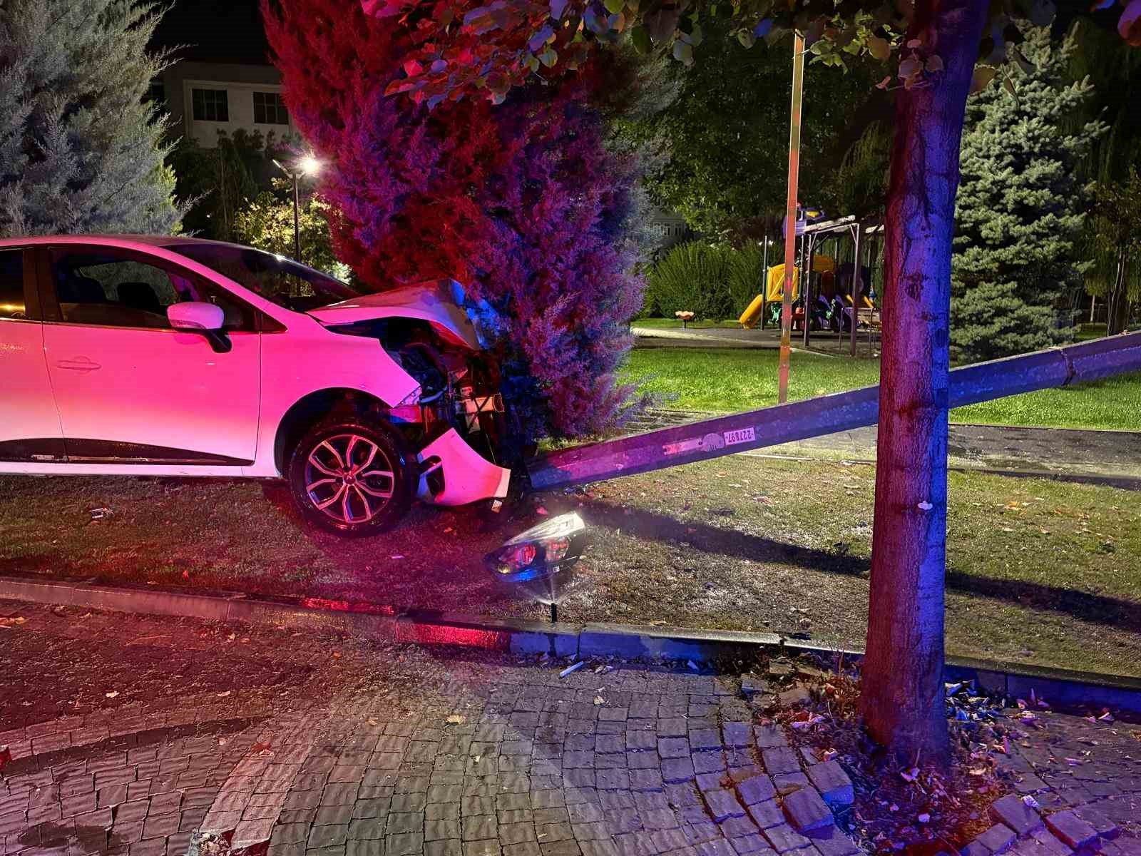 Karşı yola geçen otomobil elektrik direğine çarparak durabildi