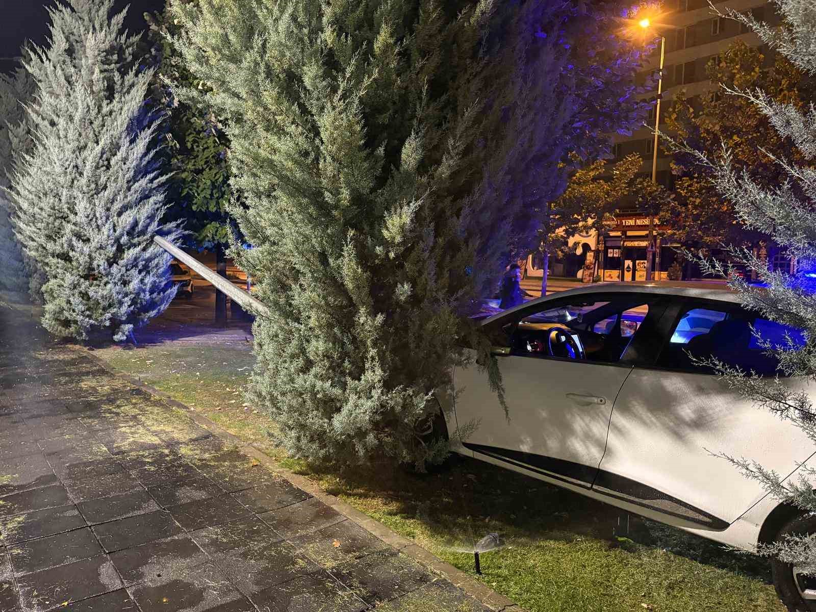 Karşı yola geçen otomobil elektrik direğine çarparak durabildi