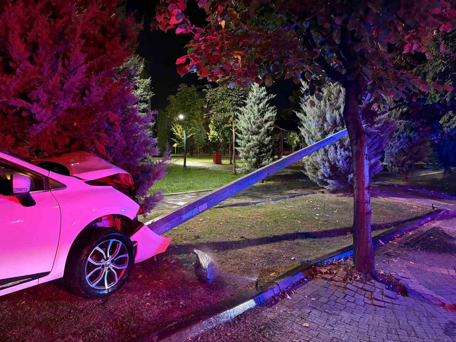 Karşı yola geçen otomobil elektrik direğine çarparak durabildi