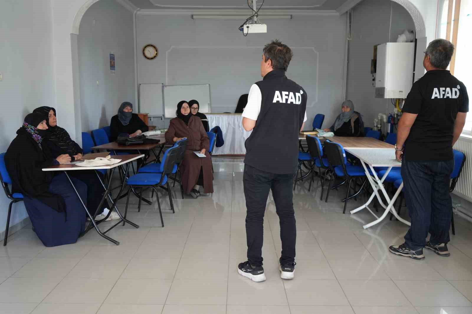 Köy köy gezen Bayburt AFAD ekipleri vatandaşları afetler hakkında bilgilendiriyor
