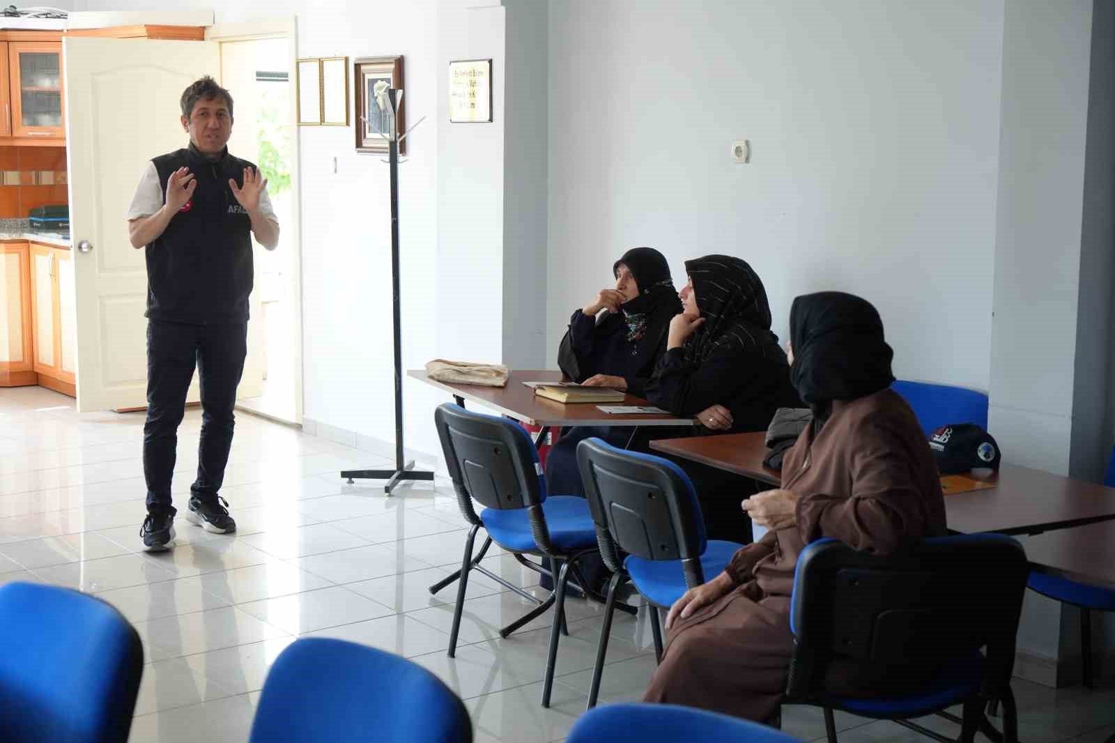 Köy köy gezen Bayburt AFAD ekipleri vatandaşları afetler hakkında bilgilendiriyor