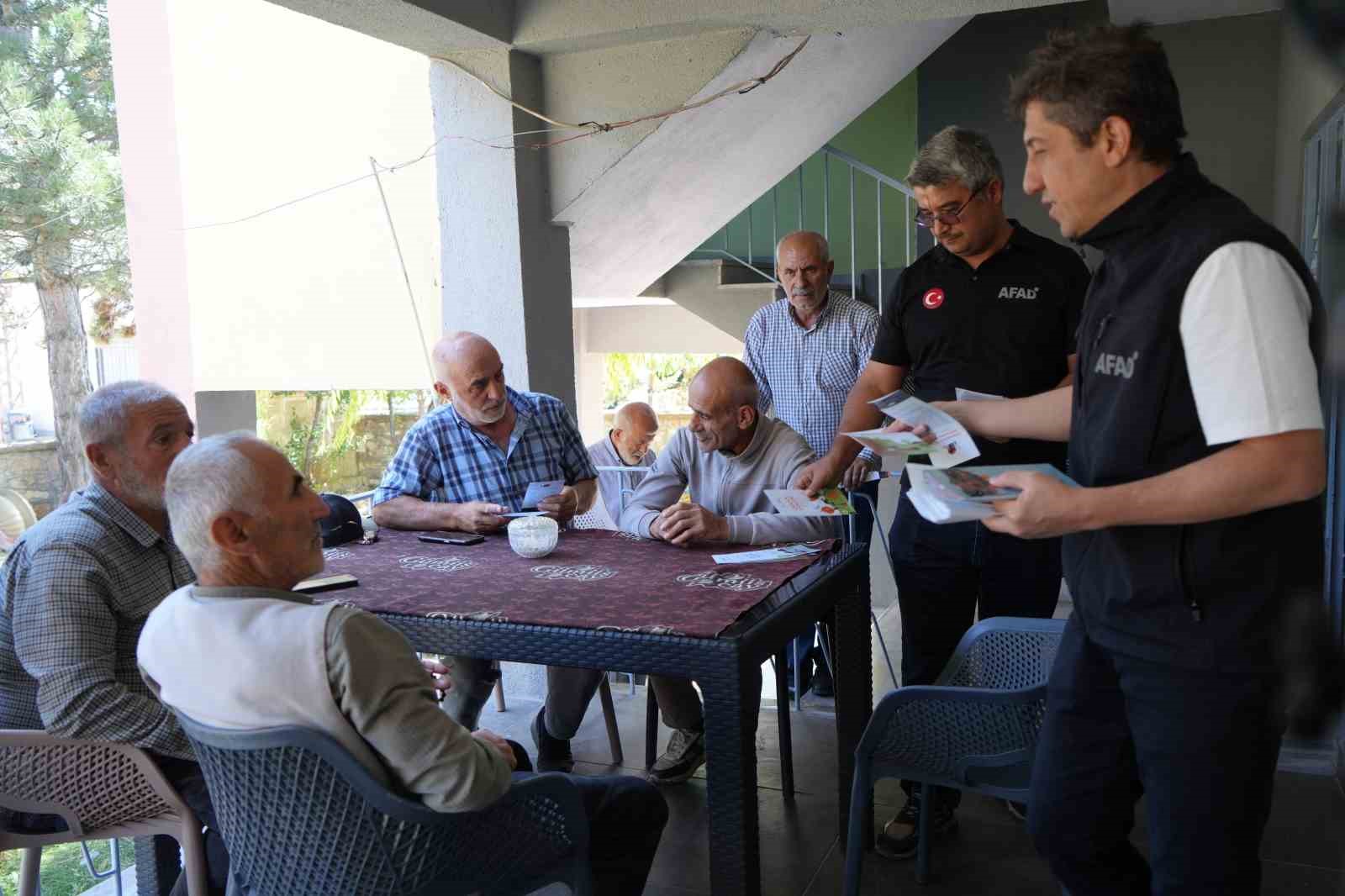 Köy köy gezen Bayburt AFAD ekipleri vatandaşları afetler hakkında bilgilendiriyor
