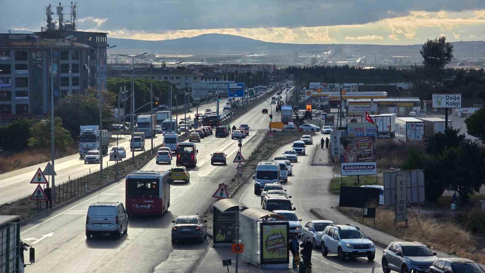 Bandırma’da trafik yoğunluğu sürücülere zor anlar yaşatıyor