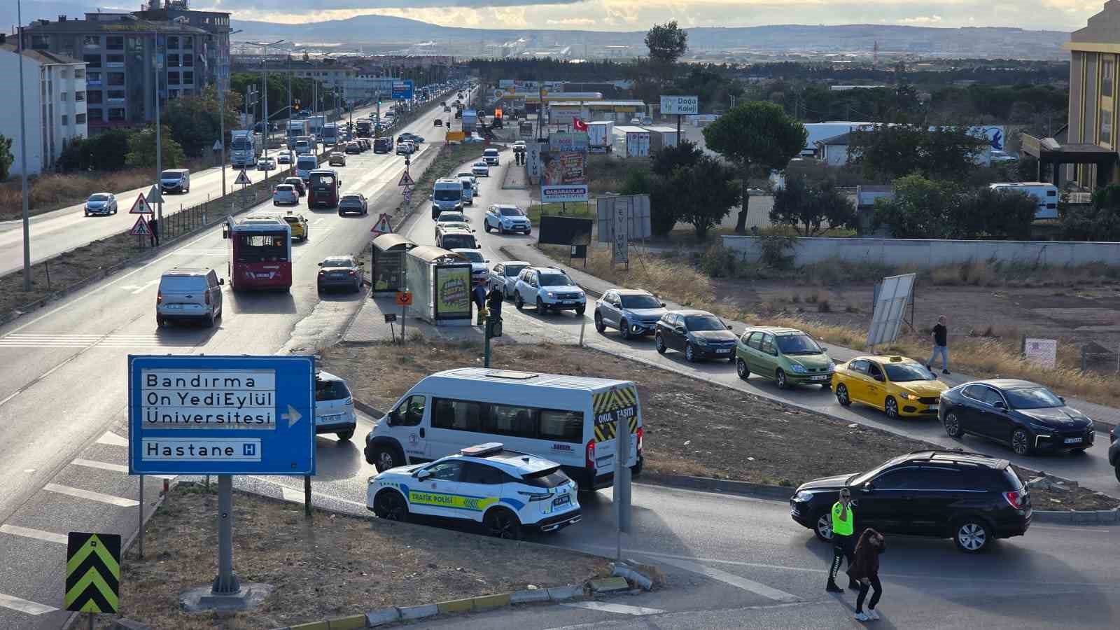 Bandırma’da trafik yoğunluğu sürücülere zor anlar yaşatıyor