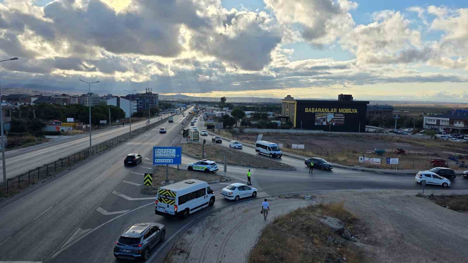 Bandırma’da trafik yoğunluğu sürücülere zor anlar yaşatıyor