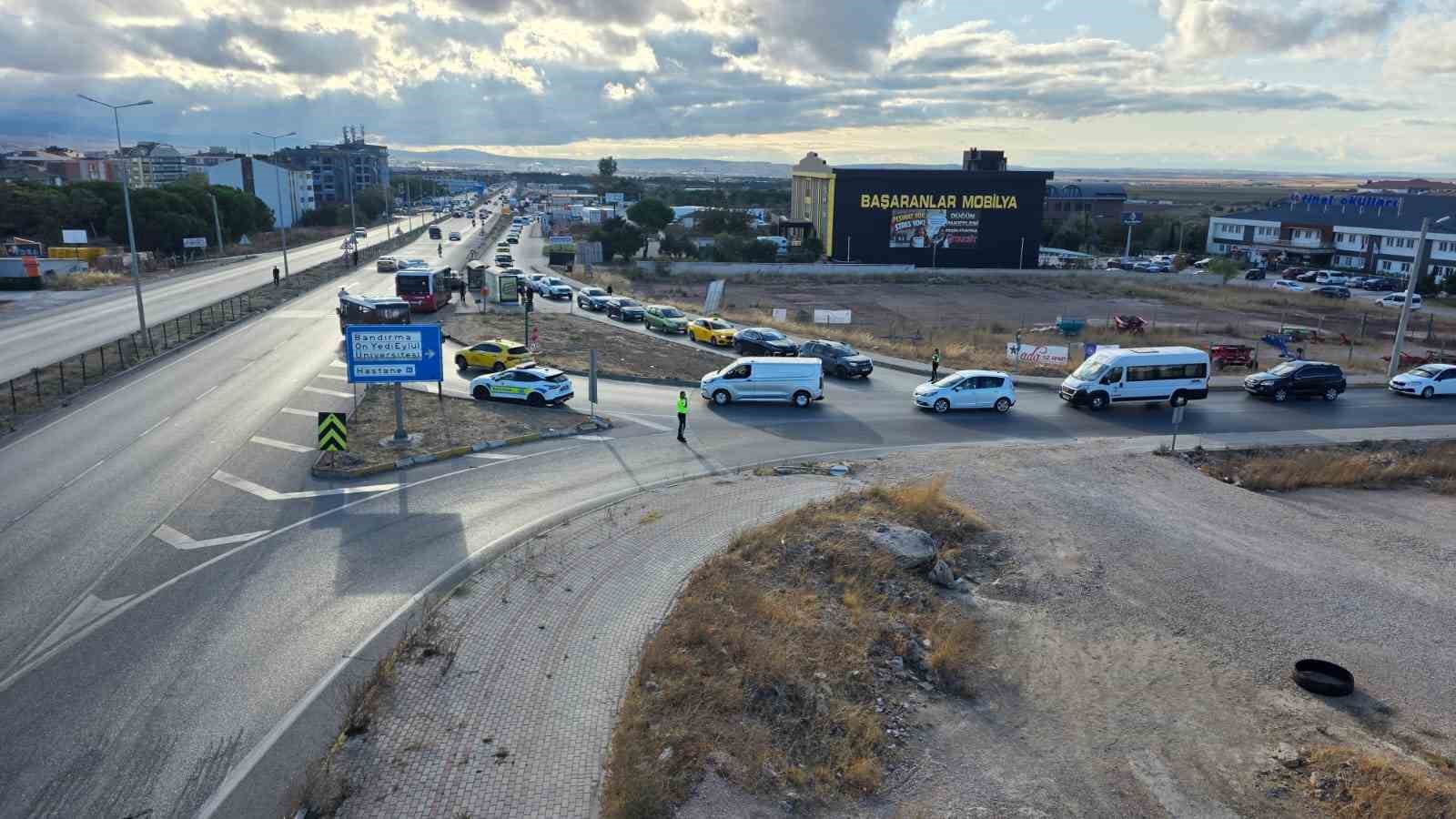 Bandırma’da trafik yoğunluğu sürücülere zor anlar yaşatıyor
