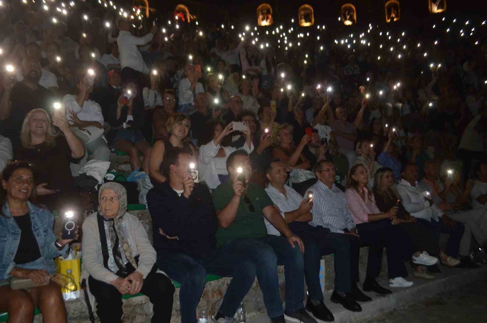 Ünlü popçu Çelik Ayvalık’ı salladı