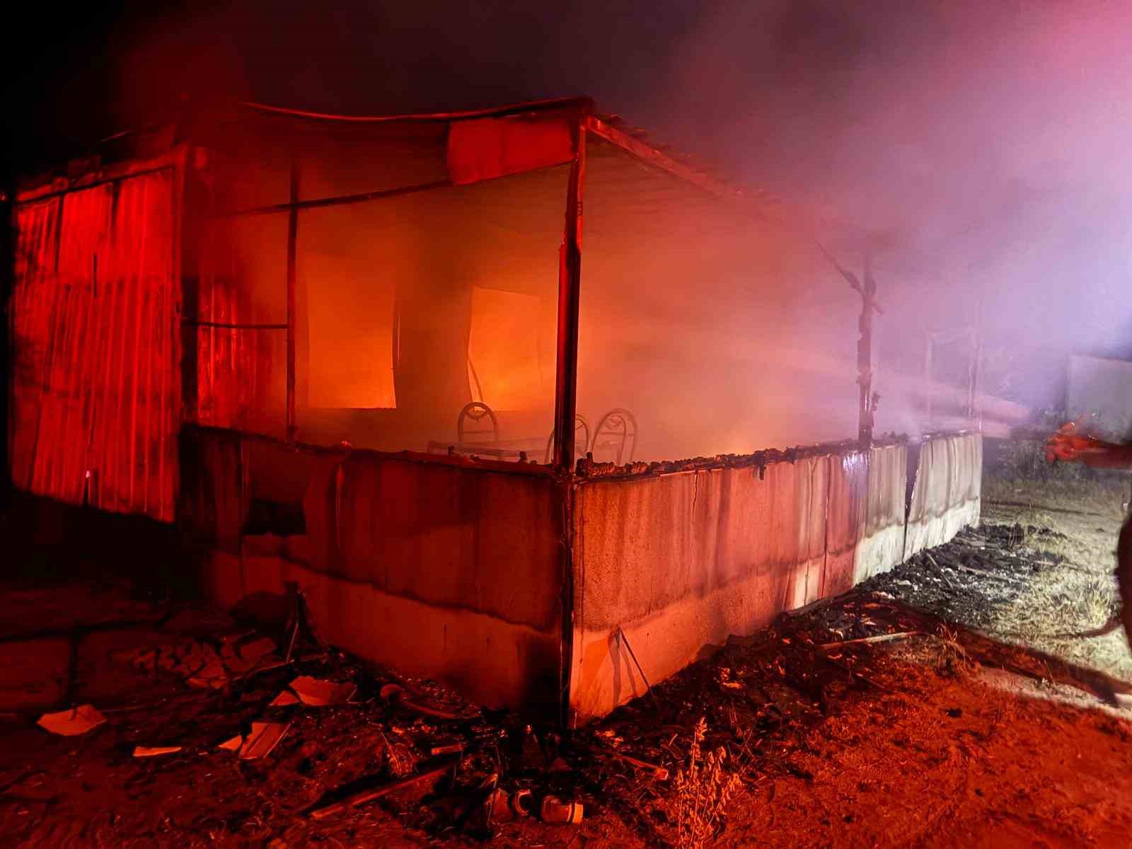 Gönen’de deniz kenarındaki barakada gece yangını