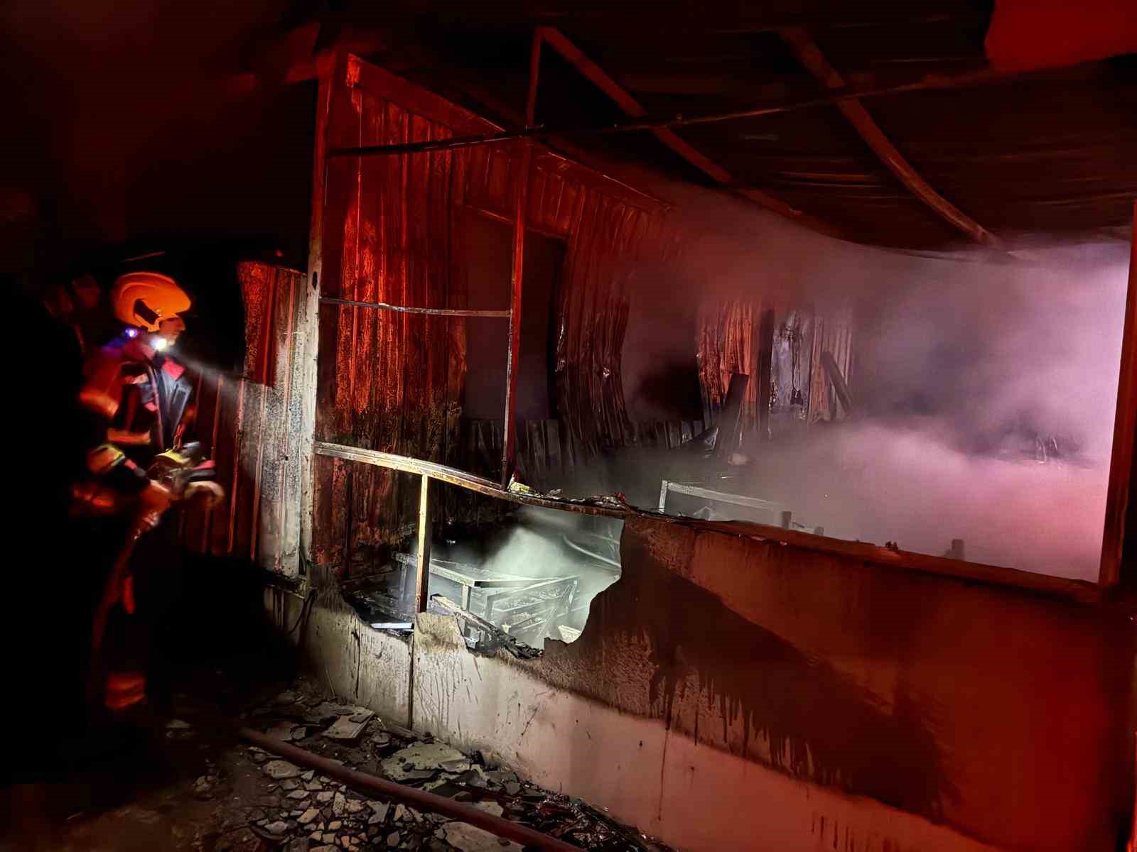 Gönen’de deniz kenarındaki barakada gece yangını