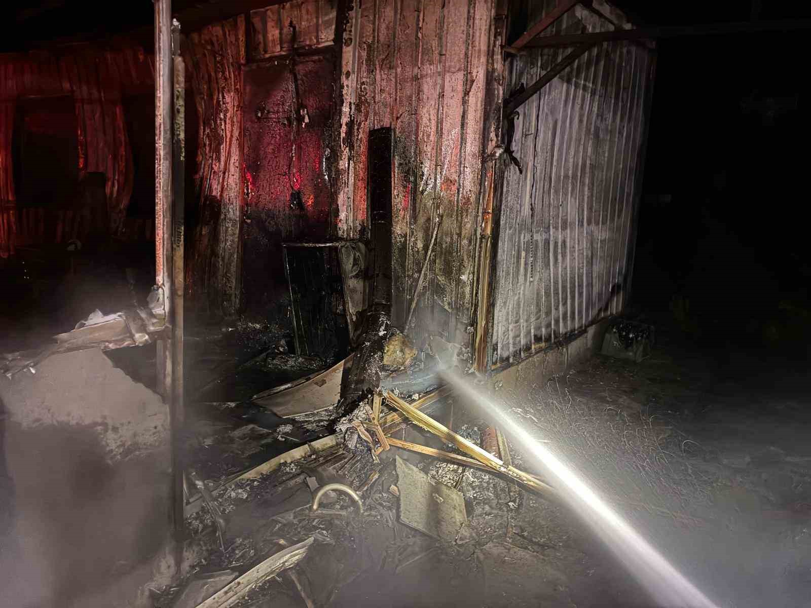 Gönen’de deniz kenarındaki barakada gece yangını
