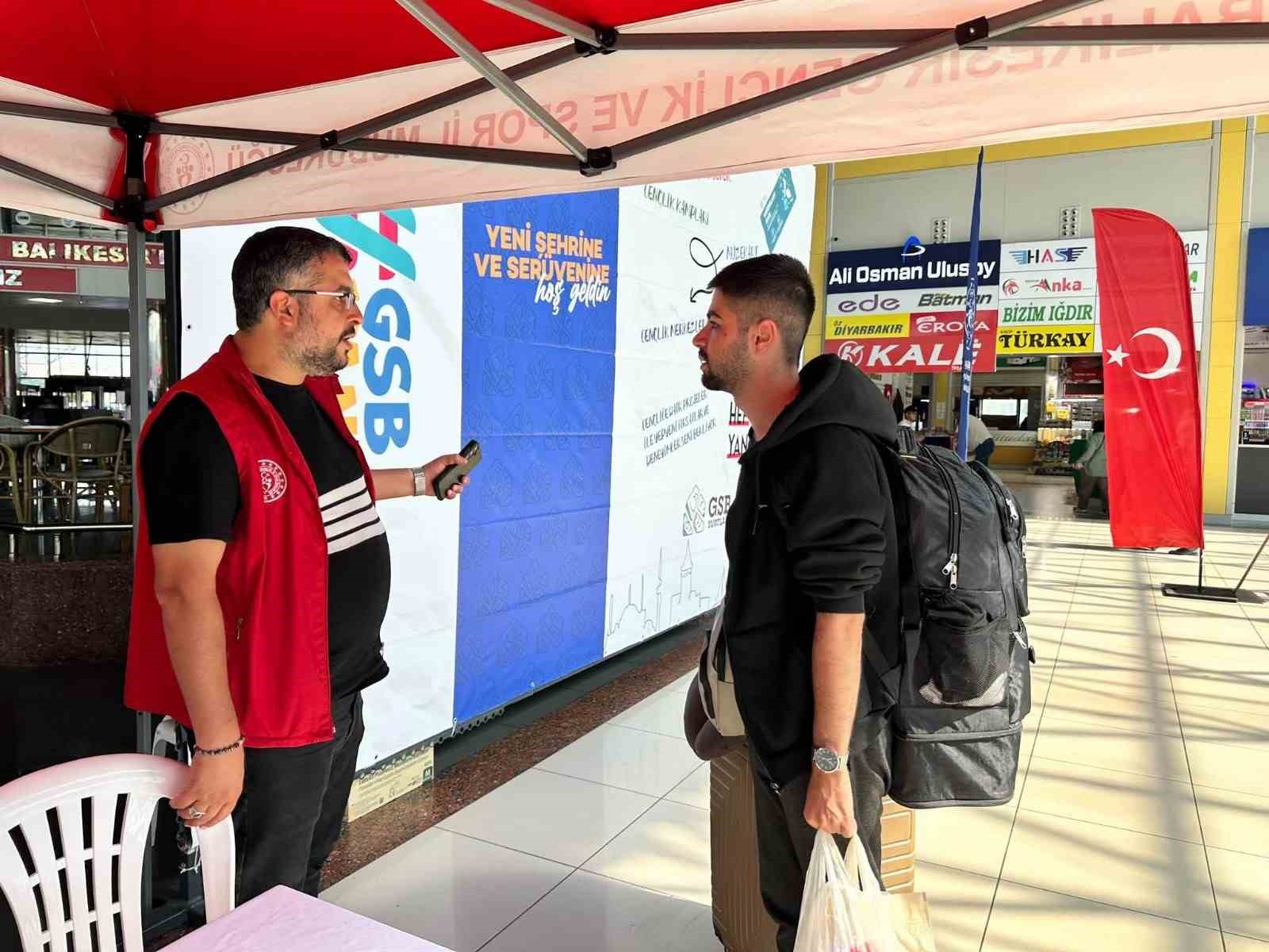 Balıkesir’de üniversite öğrencileri terminalde karşılandı
