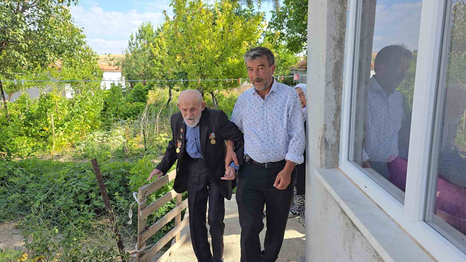 96 yaşındaki Kore Gazisi, hatıralarını gözyaşlarıyla anlattı