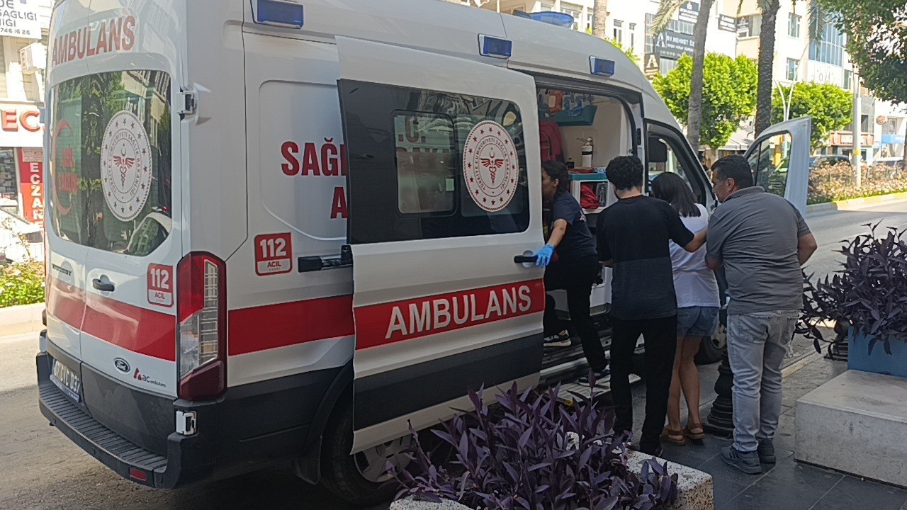 Yayaya yol veren araçların arasından geldi, yayaya çarpıp kaçtı