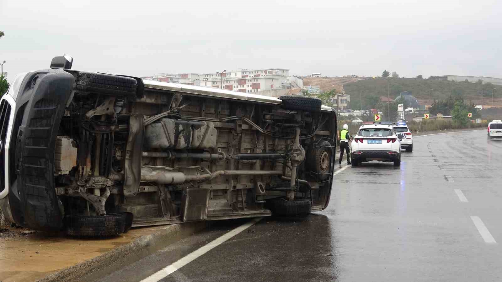Tuzla’da devrilen servis minibüsünde sürücü yaralandı
