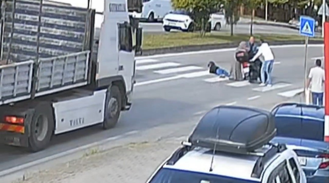 Kırmızı ışığı son anda fark etti, motosikletten düştü