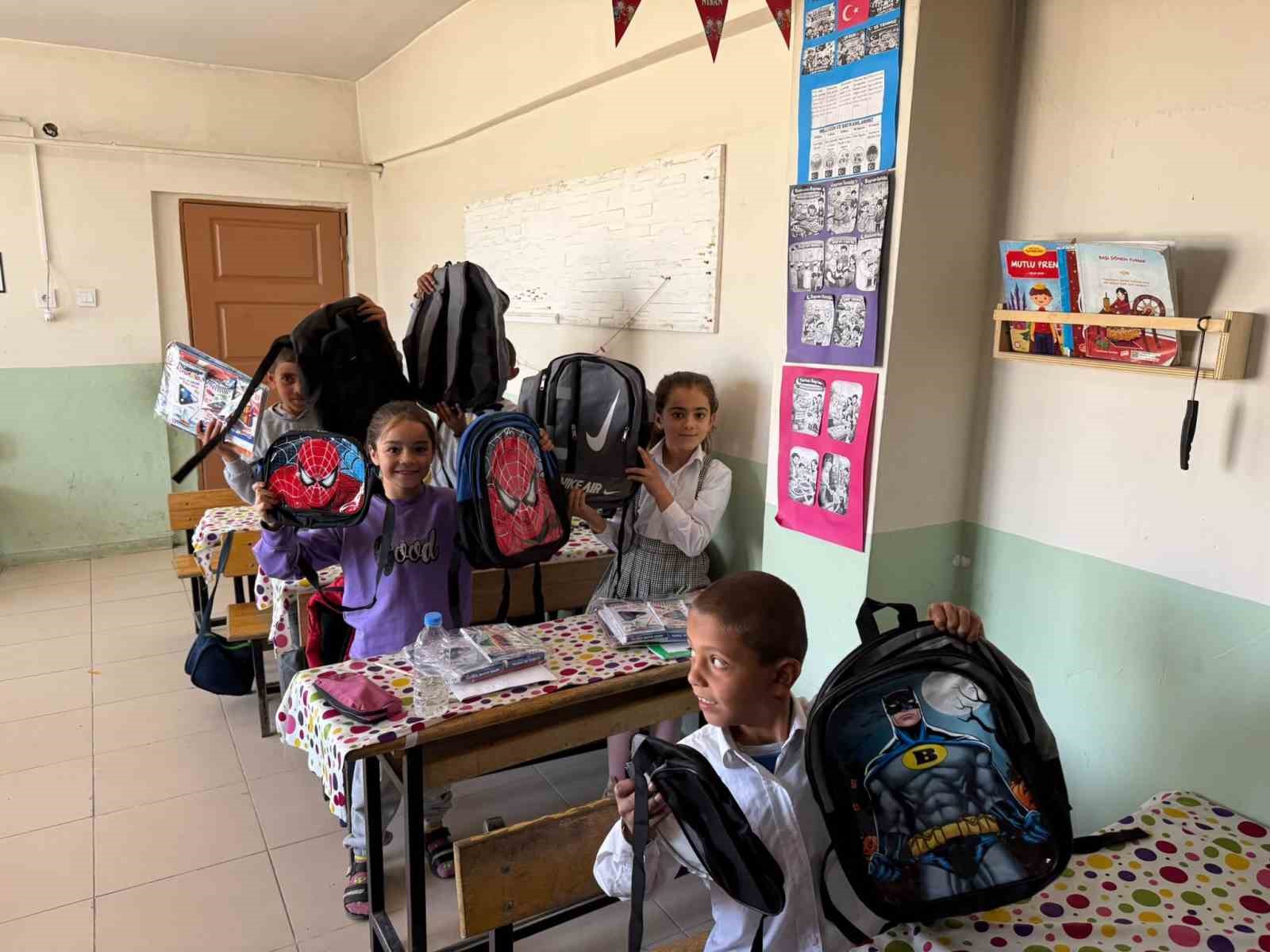 Patnos’ta yüzlerce öğrencinin yüzünü güldürdüler