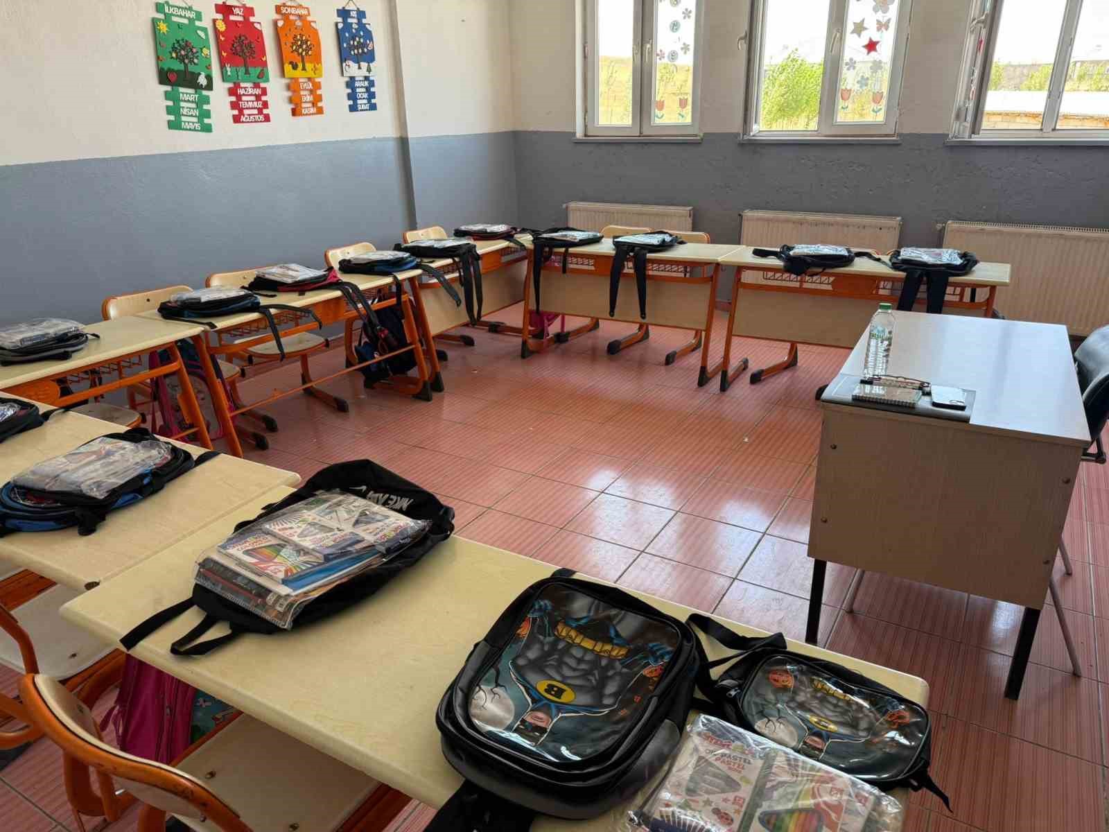 Patnos’ta yüzlerce öğrencinin yüzünü güldürdüler