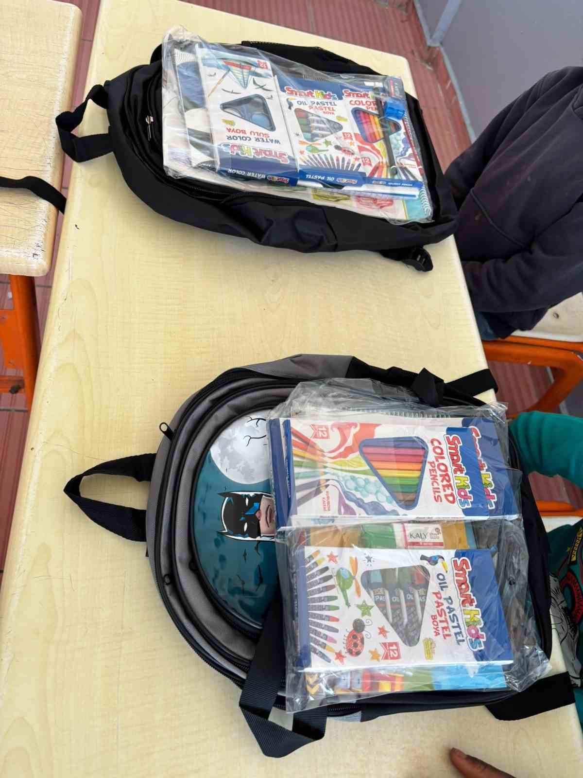Patnos’ta yüzlerce öğrencinin yüzünü güldürdüler