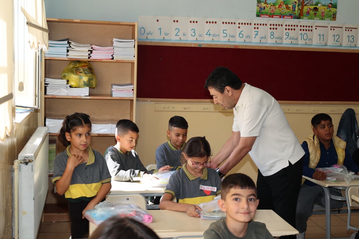 Başkan Metin’den öğrencilere kırtasiye desteği