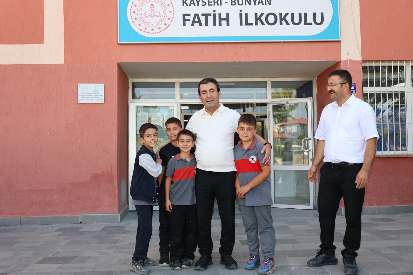Başkan Metin’den öğrencilere kırtasiye desteği