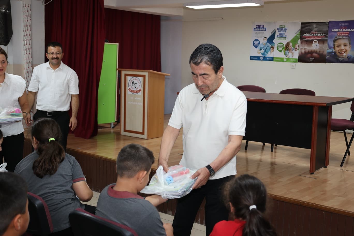 Başkan Metin’den öğrencilere kırtasiye desteği