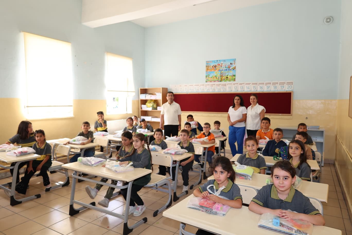 Başkan Metin’den öğrencilere kırtasiye desteği