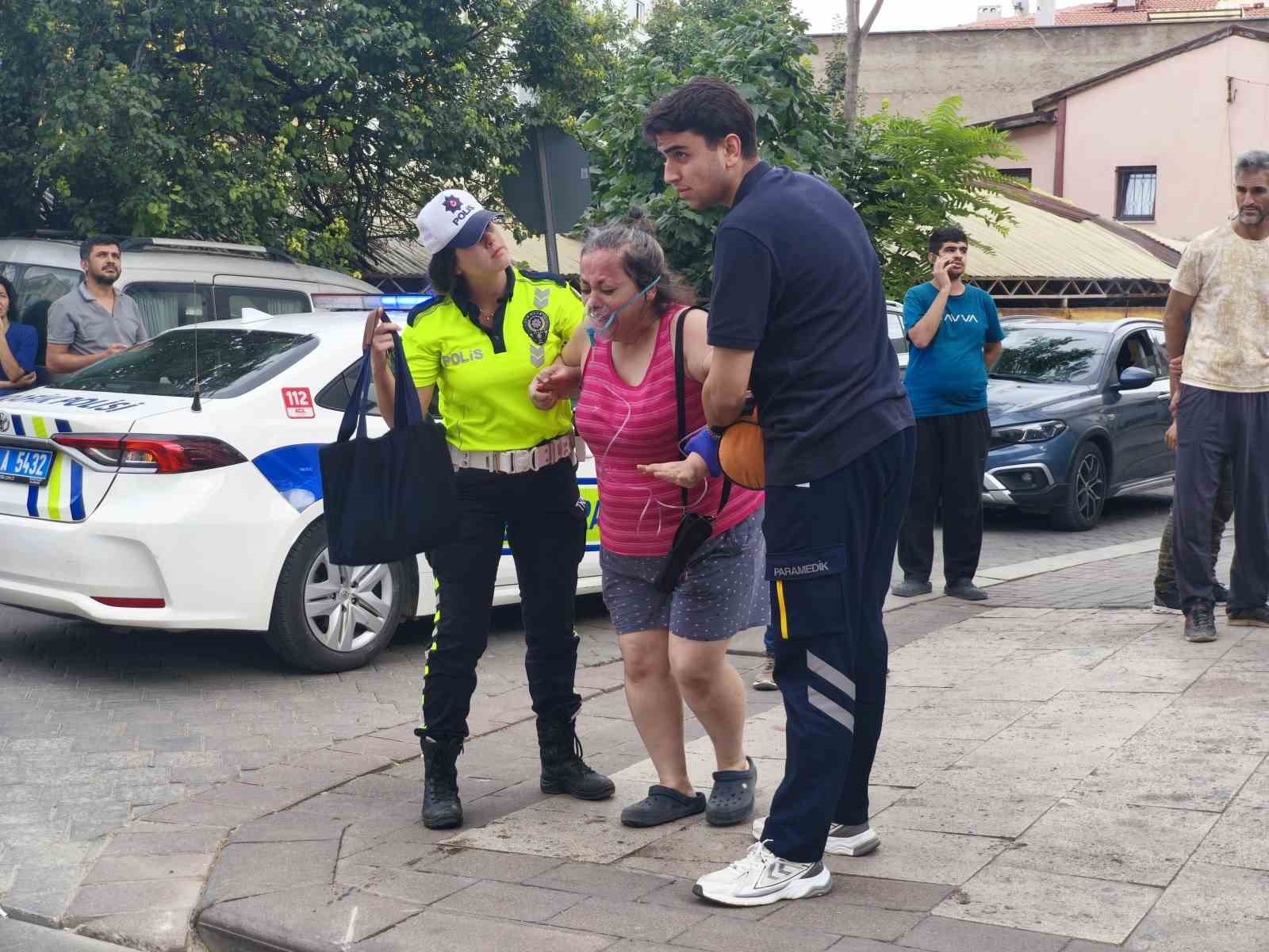Denizli’de dairede çıkan yangında 1’i yatalak 2 kişi dumandan etkilendi