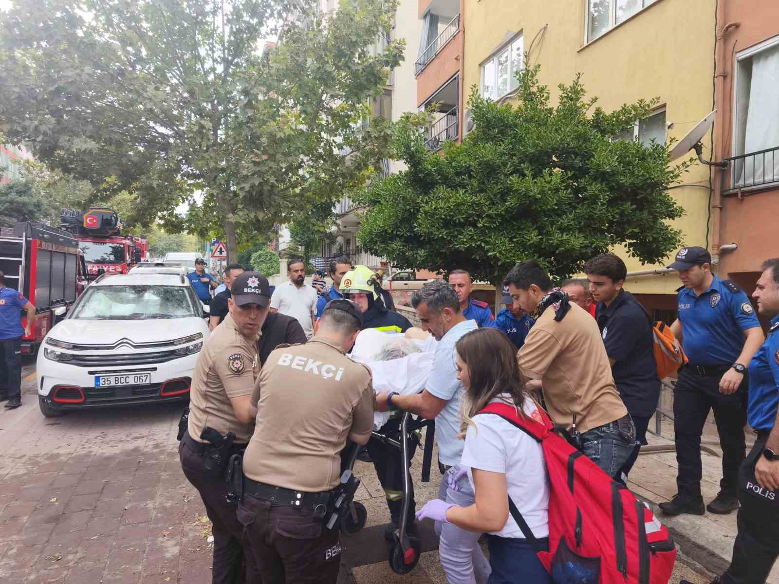 Denizli’de dairede çıkan yangında 1’i yatalak 2 kişi dumandan etkilendi