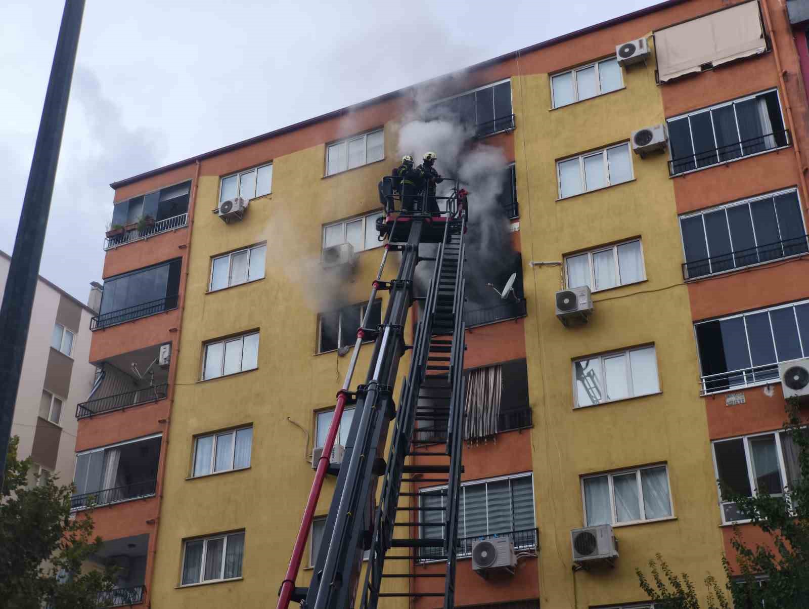 Denizli’de dairede çıkan yangında 1’i yatalak 2 kişi dumandan etkilendi