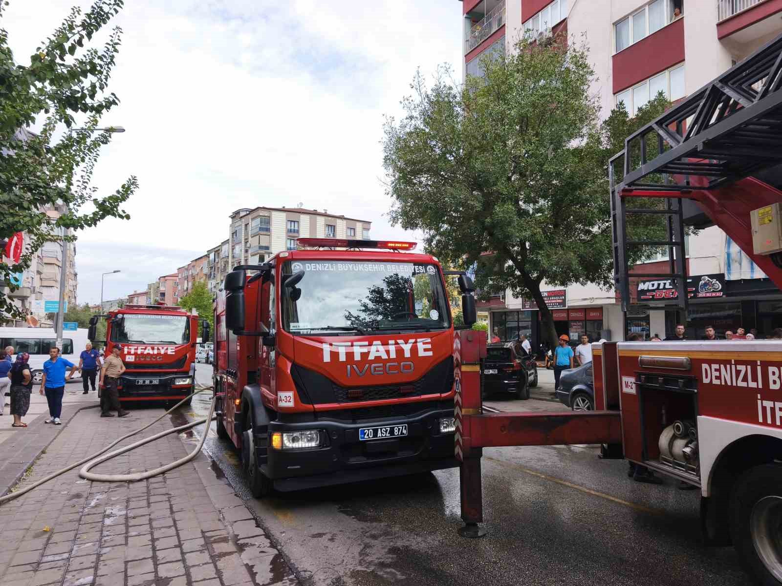 Denizli’de dairede çıkan yangında 1’i yatalak 2 kişi dumandan etkilendi