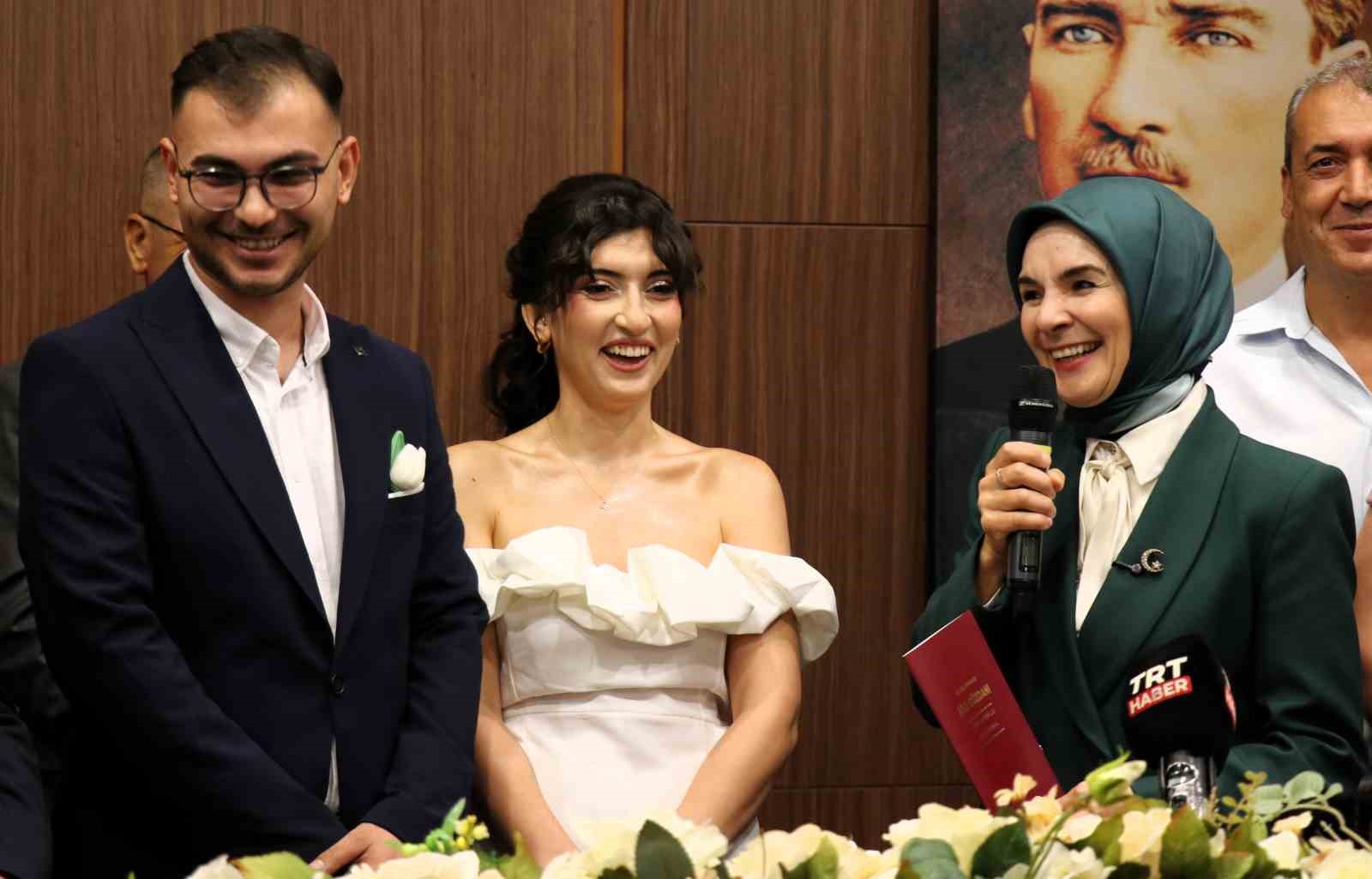 Bakan Göktaş, evlilik desteğinden yararlanan çiftin nikah şahidi oldu