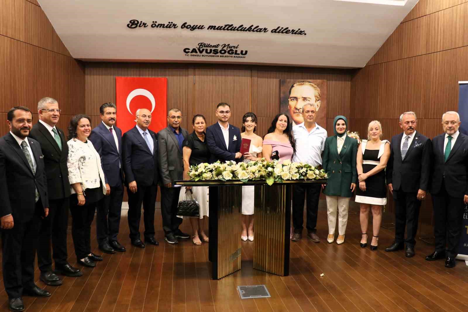 Bakan Göktaş, evlilik desteğinden yararlanan çiftin nikah şahidi oldu